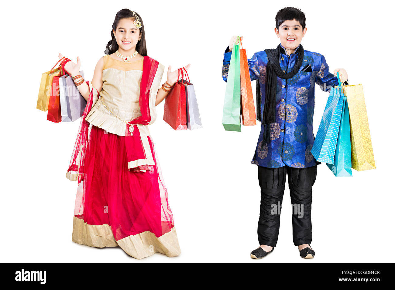 2 bambini Ragazzo e una ragazza amici Diwali Festival Standing Shopping Bag mostra Foto Stock