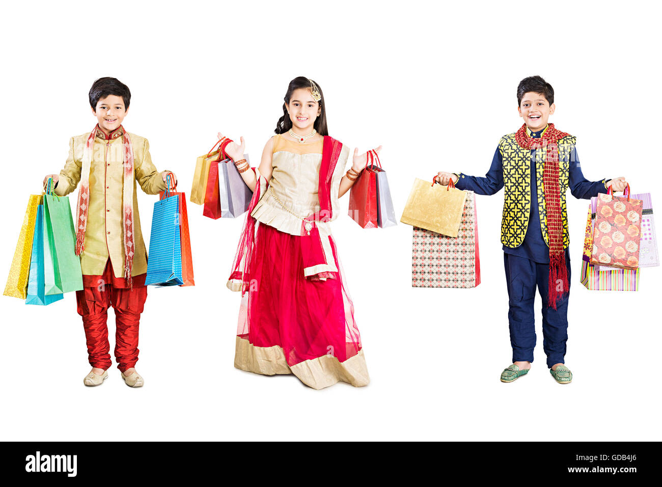 3 ragazza per bambini e ragazzi amici Diwali Festival Standing Shopping Bag mostra Foto Stock