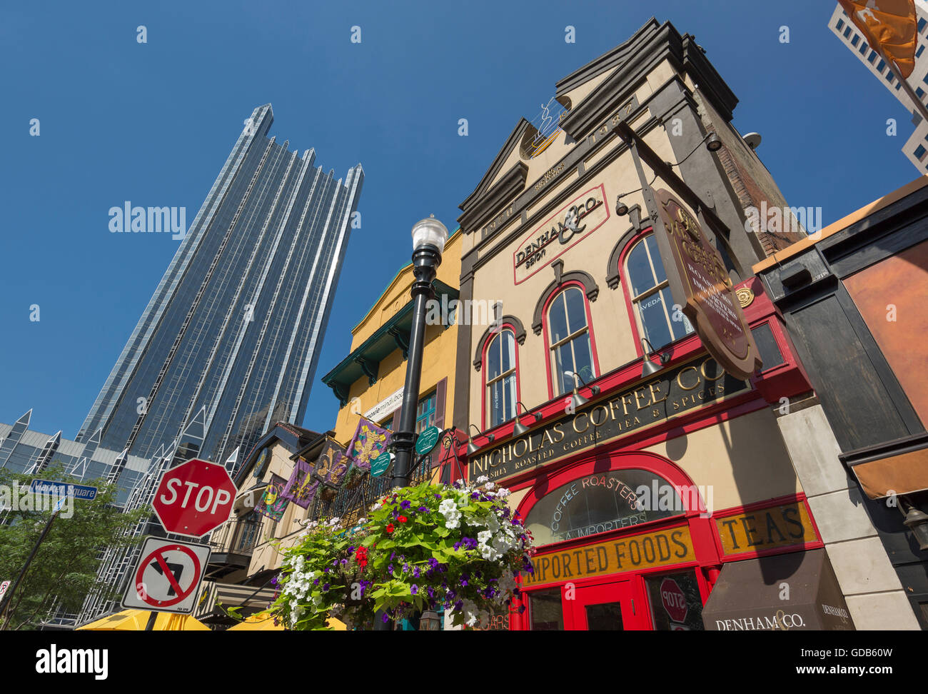 Ristoranti sulla piazza del mercato di PPG PLACE TORRE (© Philip Johnson / JOHN BURGEE 1984) centro di Pittsburgh Pennsylvania USA Foto Stock