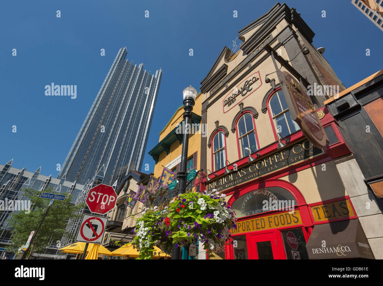 Ristoranti sulla piazza del mercato di PPG PLACE TORRE (© Philip Johnson / JOHN BURGEE 1984) centro di Pittsburgh Pennsylvania USA Foto Stock