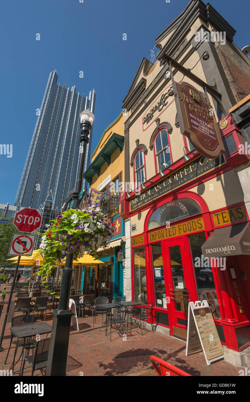 Ristoranti sulla piazza del mercato di PPG PLACE TORRE (© Philip Johnson / JOHN BURGEE 1984) centro di Pittsburgh Pennsylvania USA Foto Stock
