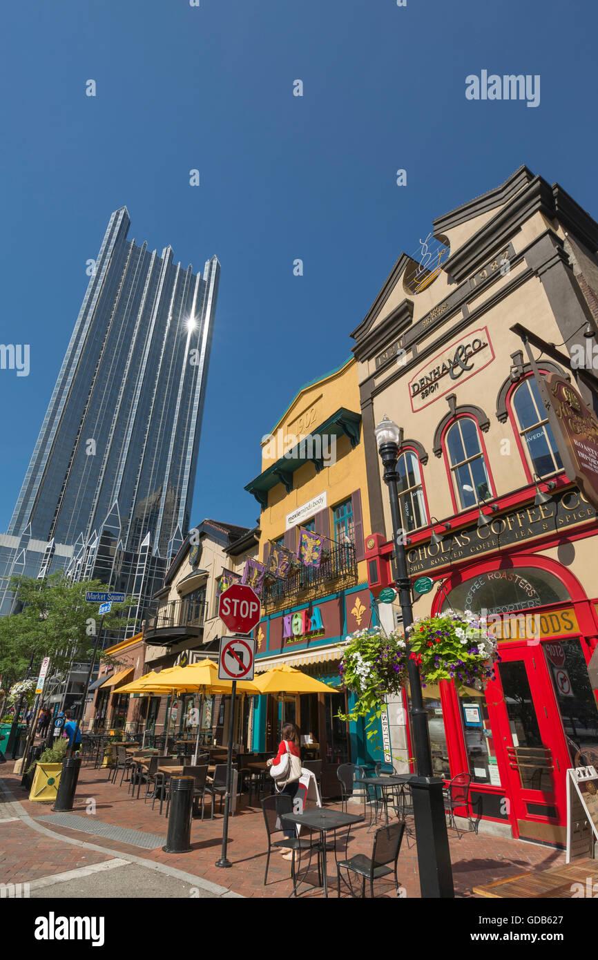 Ristoranti sulla piazza del mercato di PPG PLACE TORRE (© Philip Johnson / JOHN BURGEE 1984) centro di Pittsburgh Pennsylvania USA Foto Stock