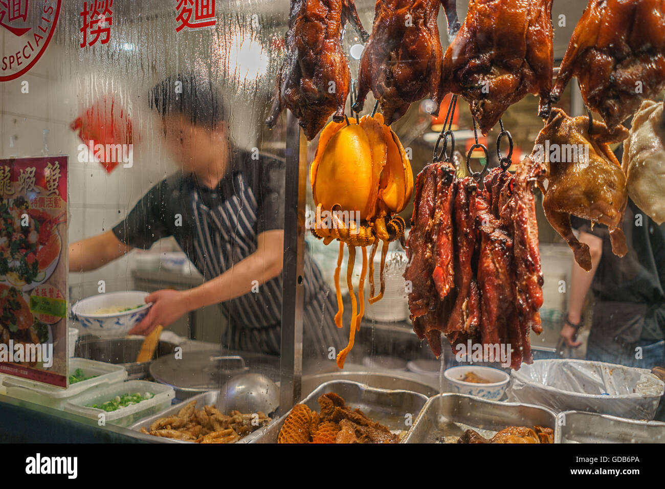 Ristorante shop windows vista in Chinatown mostra anatra alla pechinese carne e pesce Foto Stock