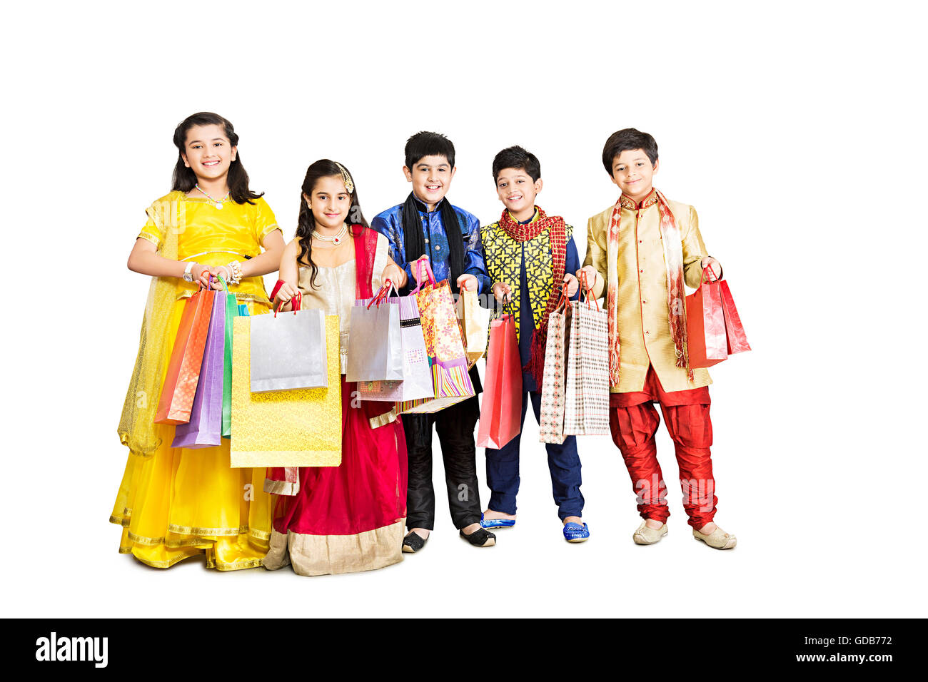 5 Ragazzi Ragazze e ragazzi amici Diwali Festival Standing Shopping Bag mostra Foto Stock