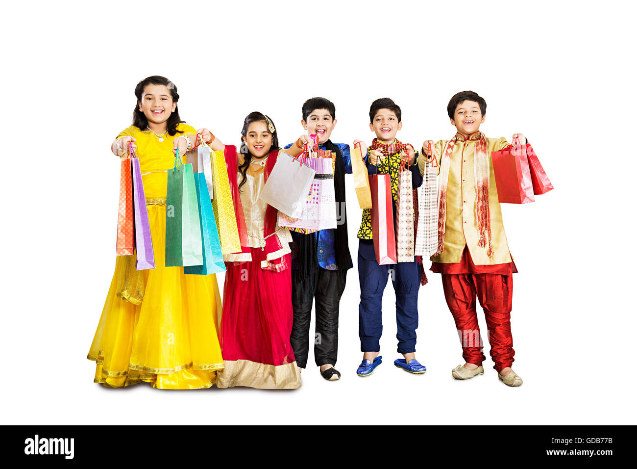 5 Ragazzi Ragazze e ragazzi amici Diwali Festival Standing Shopping Bag mostra Foto Stock