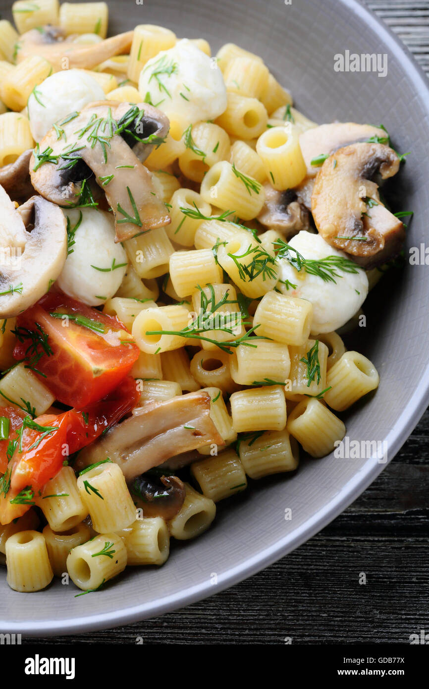 La pasta fresca con pomodori arrostiti nella ciotola, cibo close-up Foto Stock