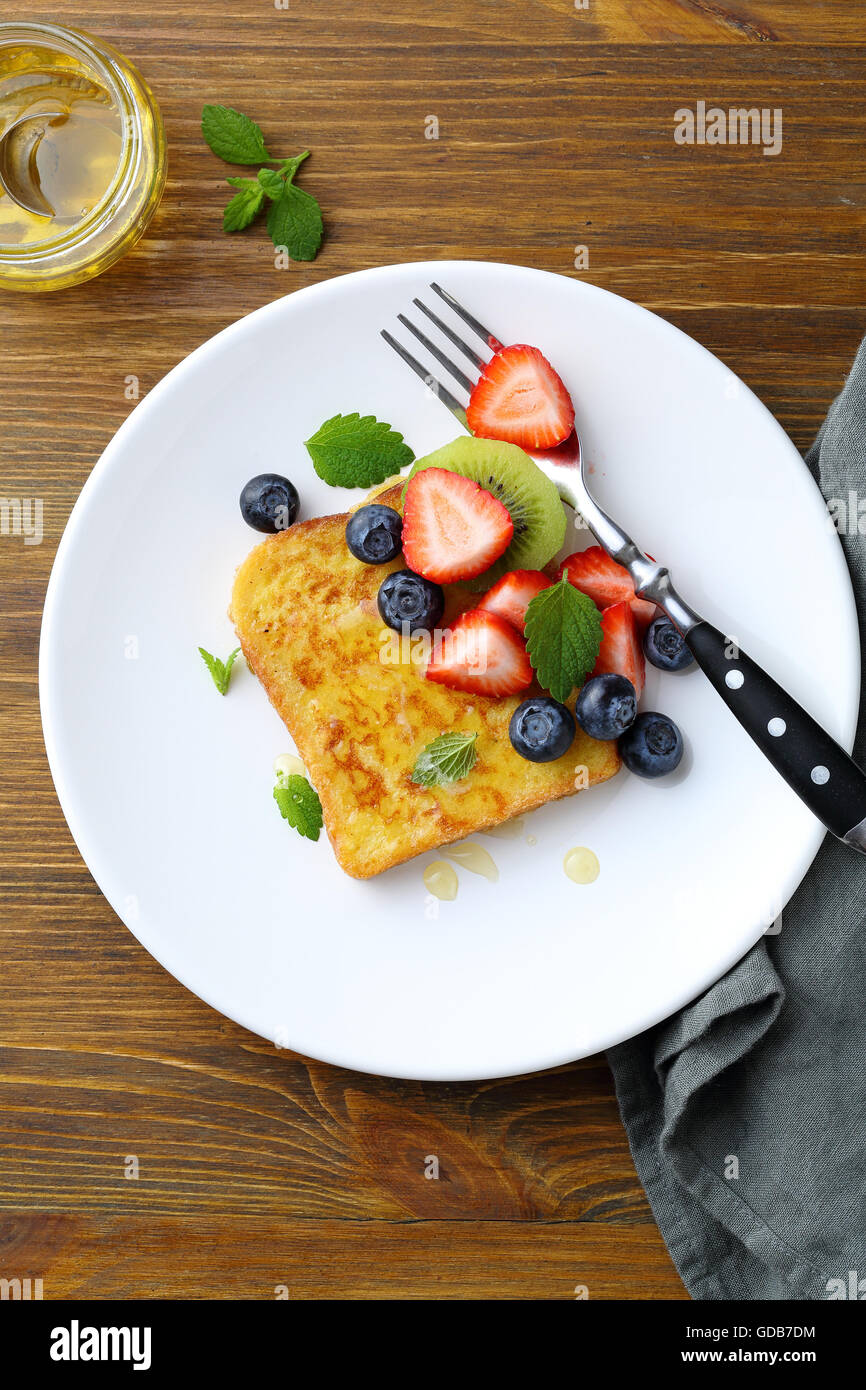 Toast con frutti di bosco freschi sulla piastra Foto Stock