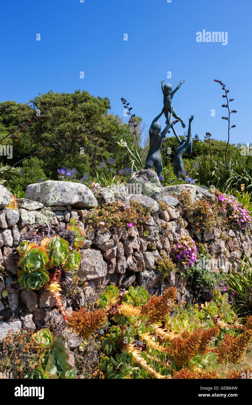 La scultura, 'l'Tresco bambini', da David Wynne, Tresco Abbey Garden dal Carn vicino Road, Tresco, isole Scilly, REGNO UNITO Foto Stock