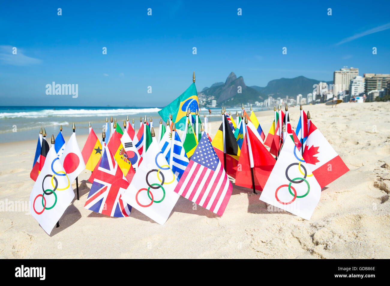 RIO DE JANEIRO - MARZO 20, 2015: Olympic bandiere volare insieme con una schiera di Brasile e bandiere internazionali sulla sabbia. Foto Stock