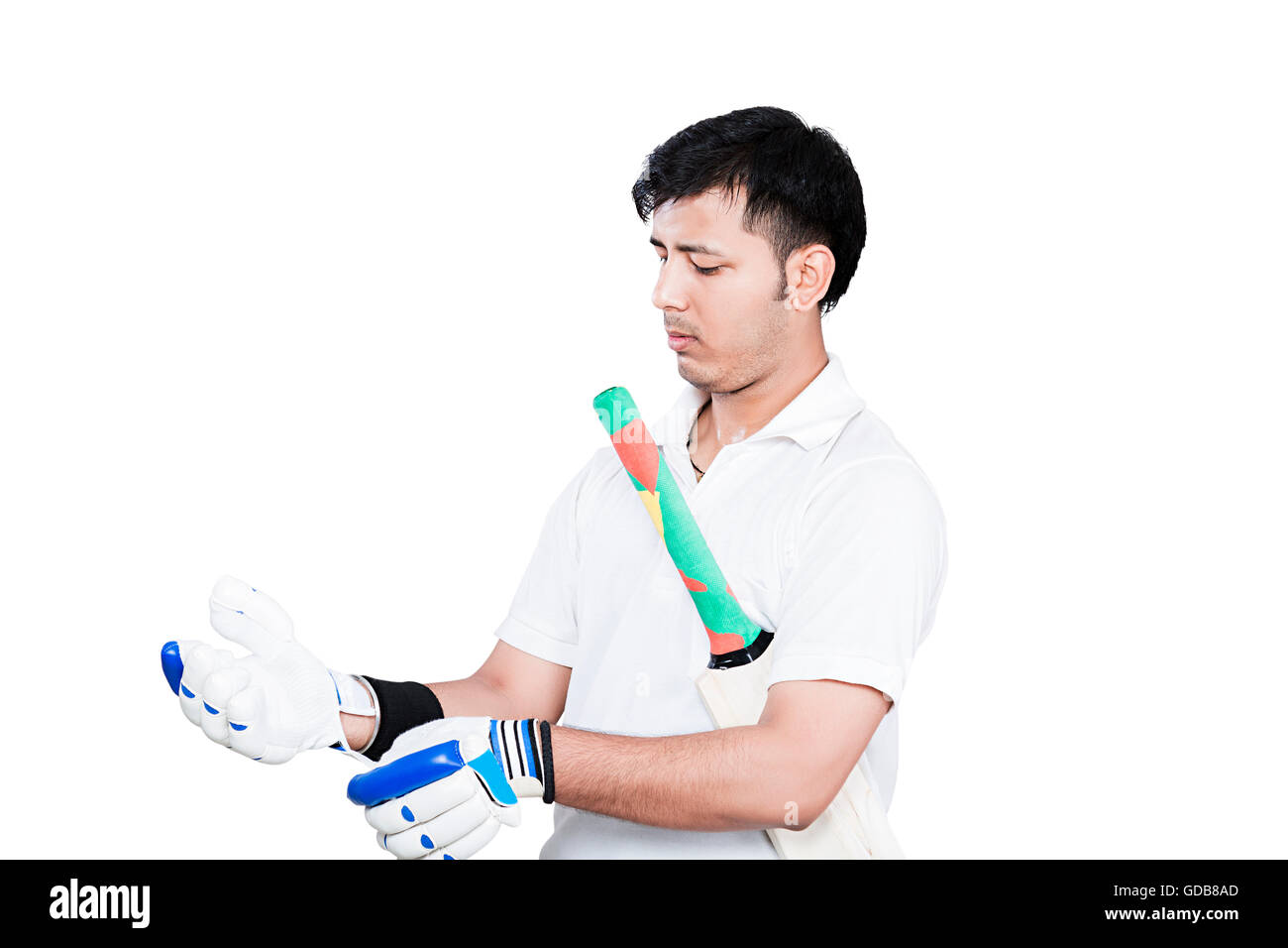 1 indian cricket sport uomo giocatore indossa guanti di vestirsi Foto Stock