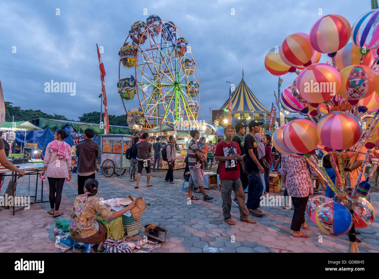 Luna park con traghetti ruota in Yogyakarta presso la sera, Java, Indonesia, Asia Foto Stock