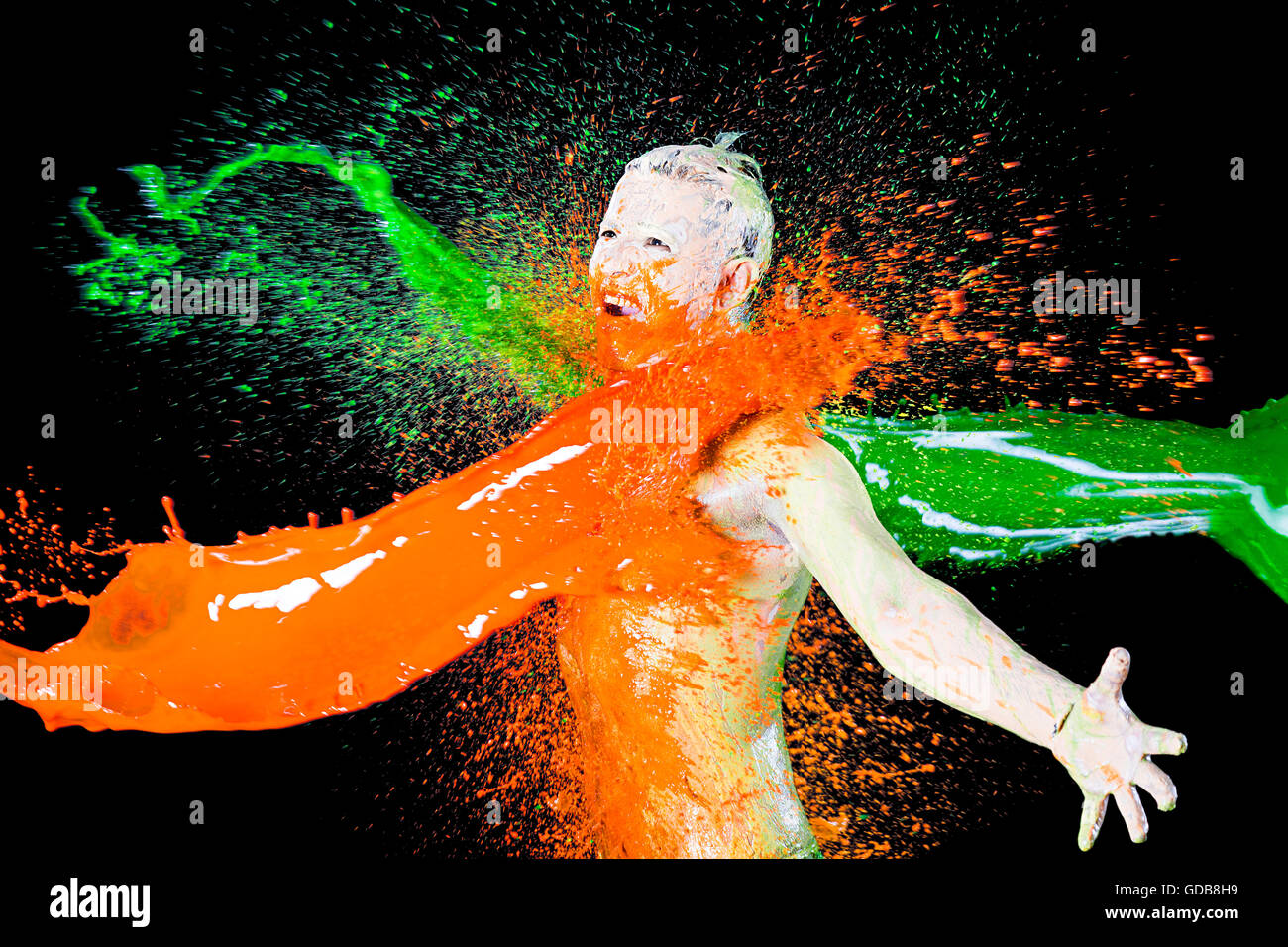 Gridato 1 uomo indiano gettando acqua vernice bandiera indiana colore Foto Stock