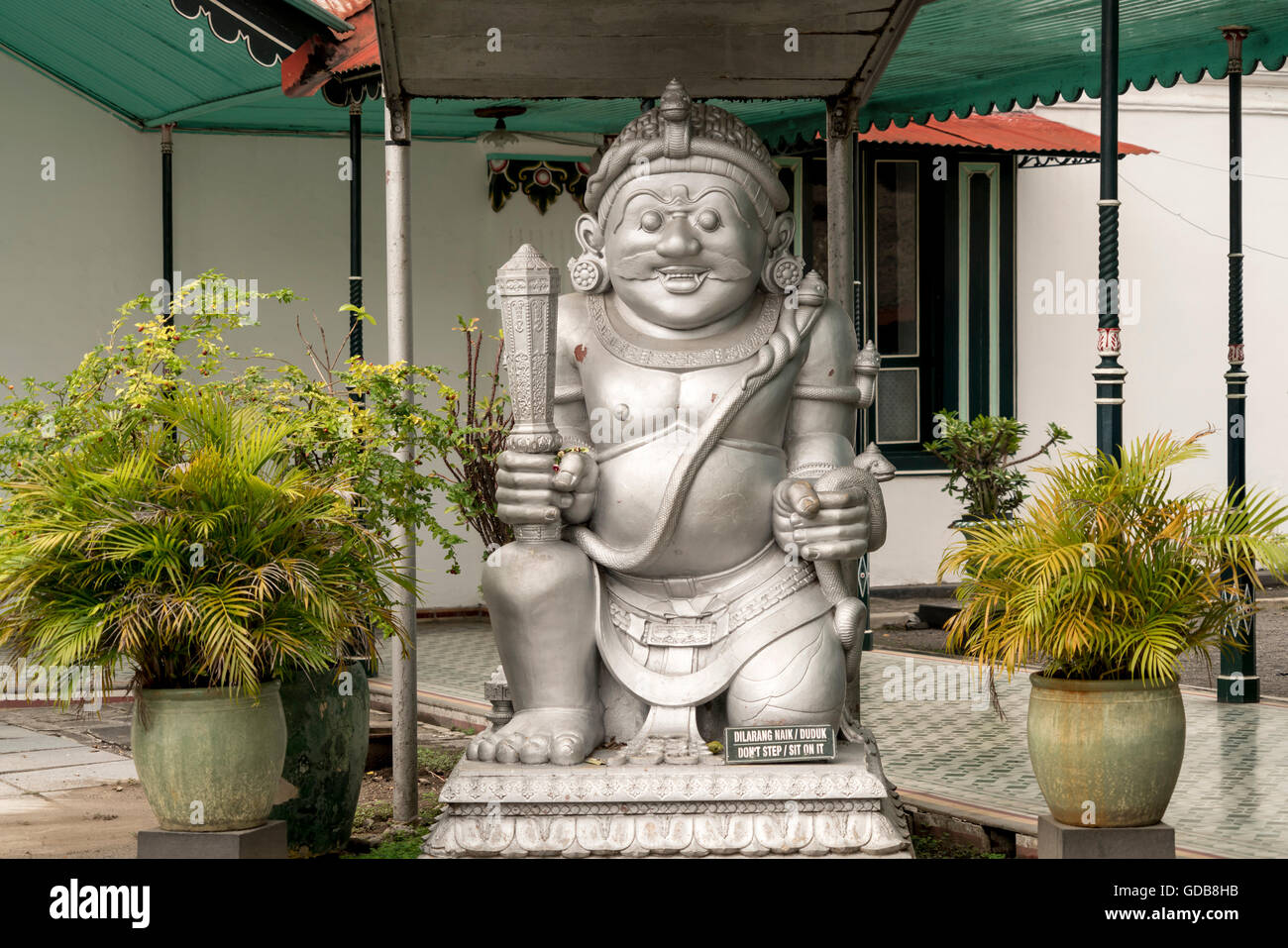 Stone Guard presso il Palazzo del Sultano museo / Kraton, Yogyakarta, Java, Indonesia, Asia Foto Stock