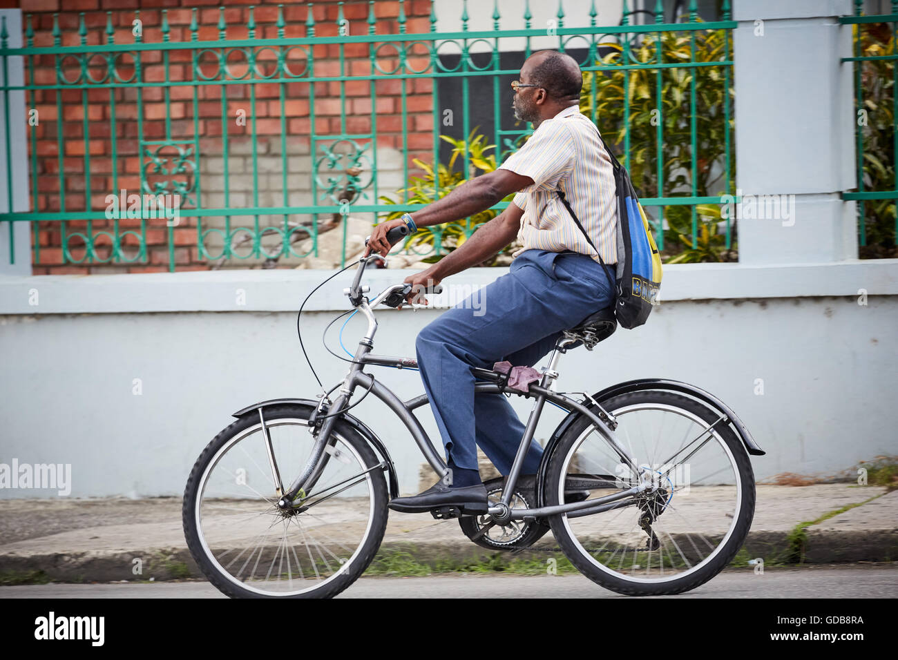 Le Piccole Antille Barbados parrocchia Saint Michael west indies Bridgetown vecchi coppia maschio nero uomo in sella per bicicletta Foto Stock