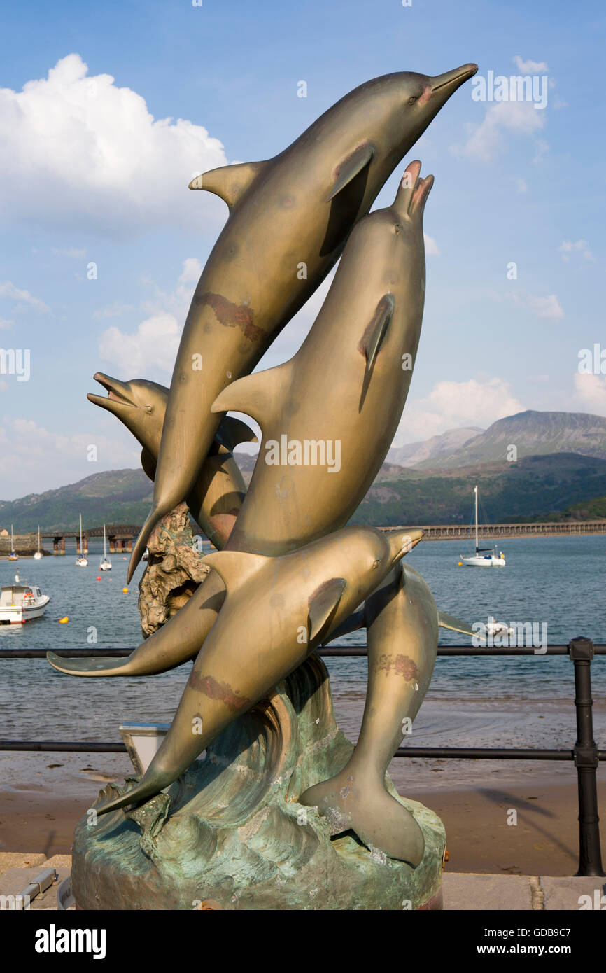 Regno Unito Galles, Gwynedd, Barmouth, porto, Dolphin Statua fontana Foto Stock