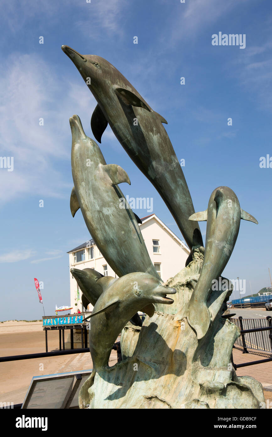 Regno Unito Galles, Gwynedd, Barmouth, porto, Dolphin Statua fontana Foto Stock
