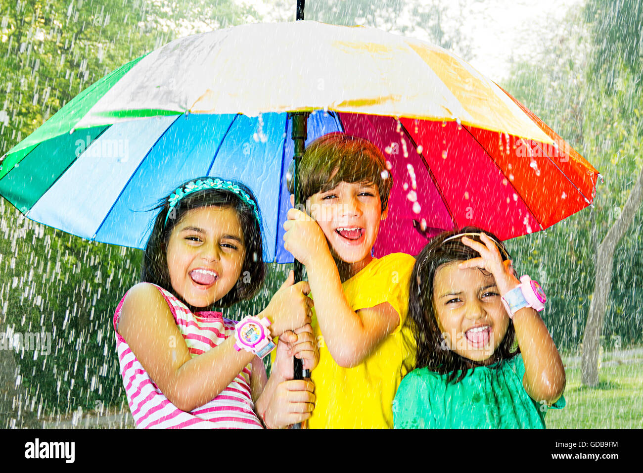 3 Bambini Indiani Amici Parco Ombrello Pioggia Protezione Dalla Pioggia Foto Stock Alamy