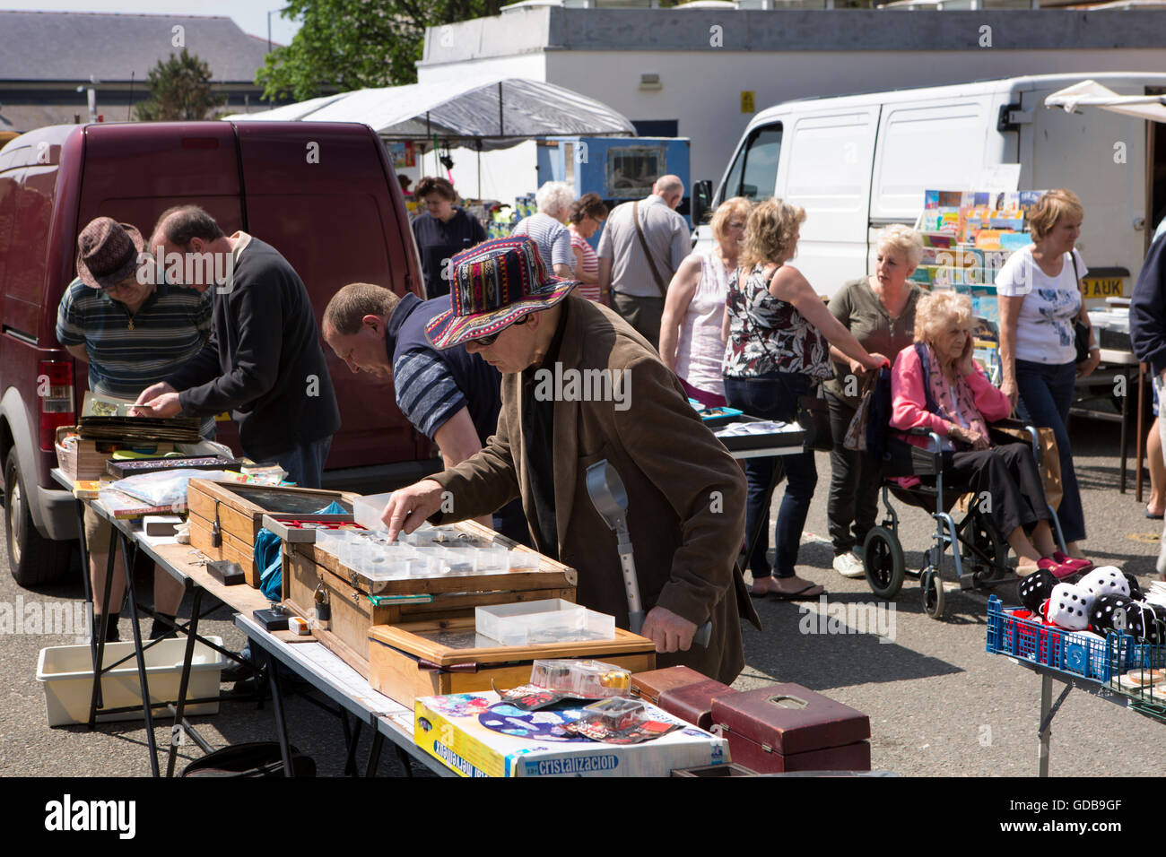 Regno Unito Galles, Gwynedd, Barmouth, mercato settimanale gli amanti dello shopping a caccia di affari in stallo al di fuori Foto Stock