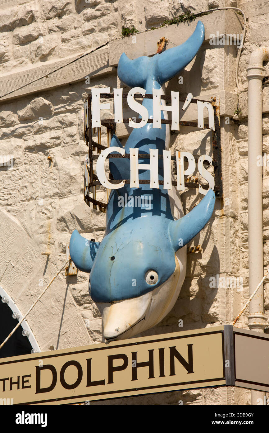 Regno Unito Galles, Gwynedd, Barmouth, King Edward Street, i pesci del Delfino e chip shop segno Foto Stock