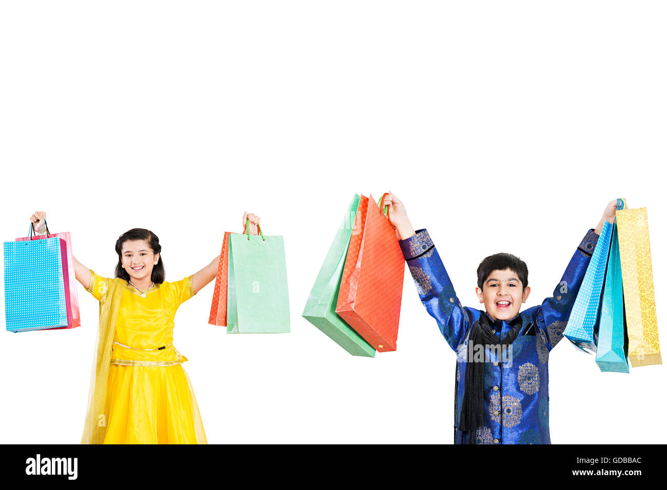 2 bambini Ragazzo e una ragazza amici Diwali Festival Standing Shopping Bag mostra Foto Stock