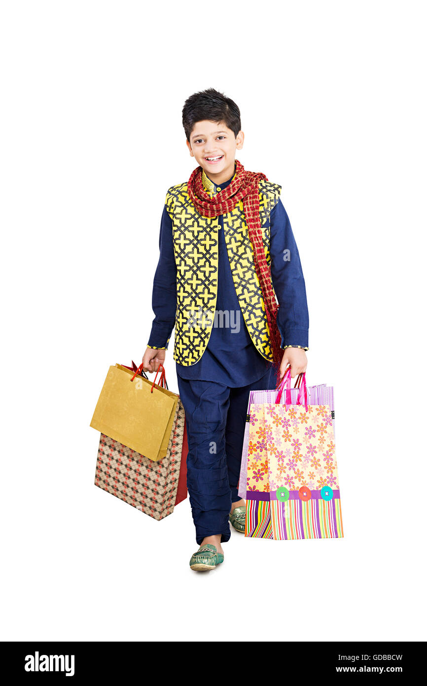 1 kid Boy Diwali Festival a piedi borsa shopping shopping Foto Stock