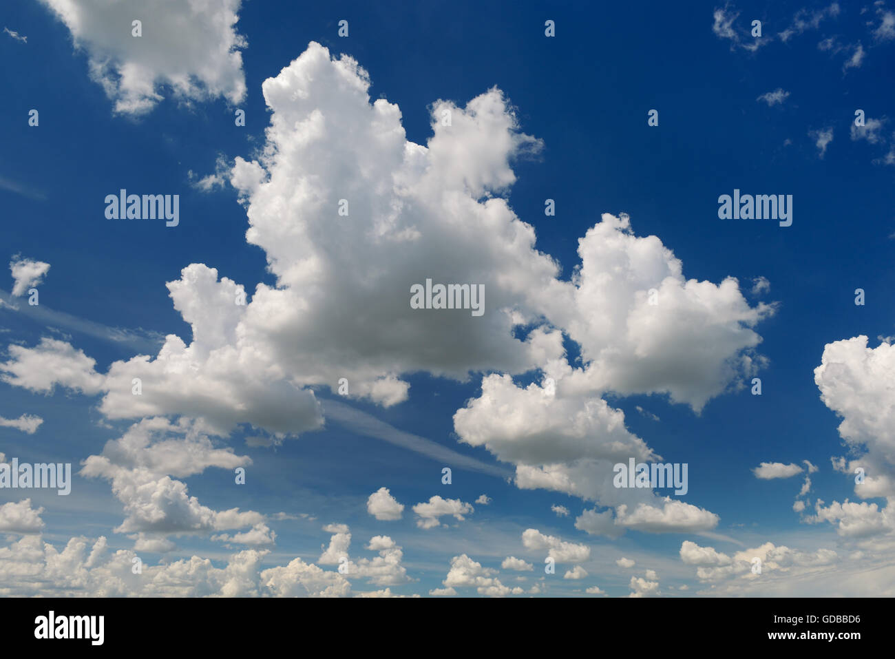 Bellissimo cielo blu con nuvole closeup Foto Stock