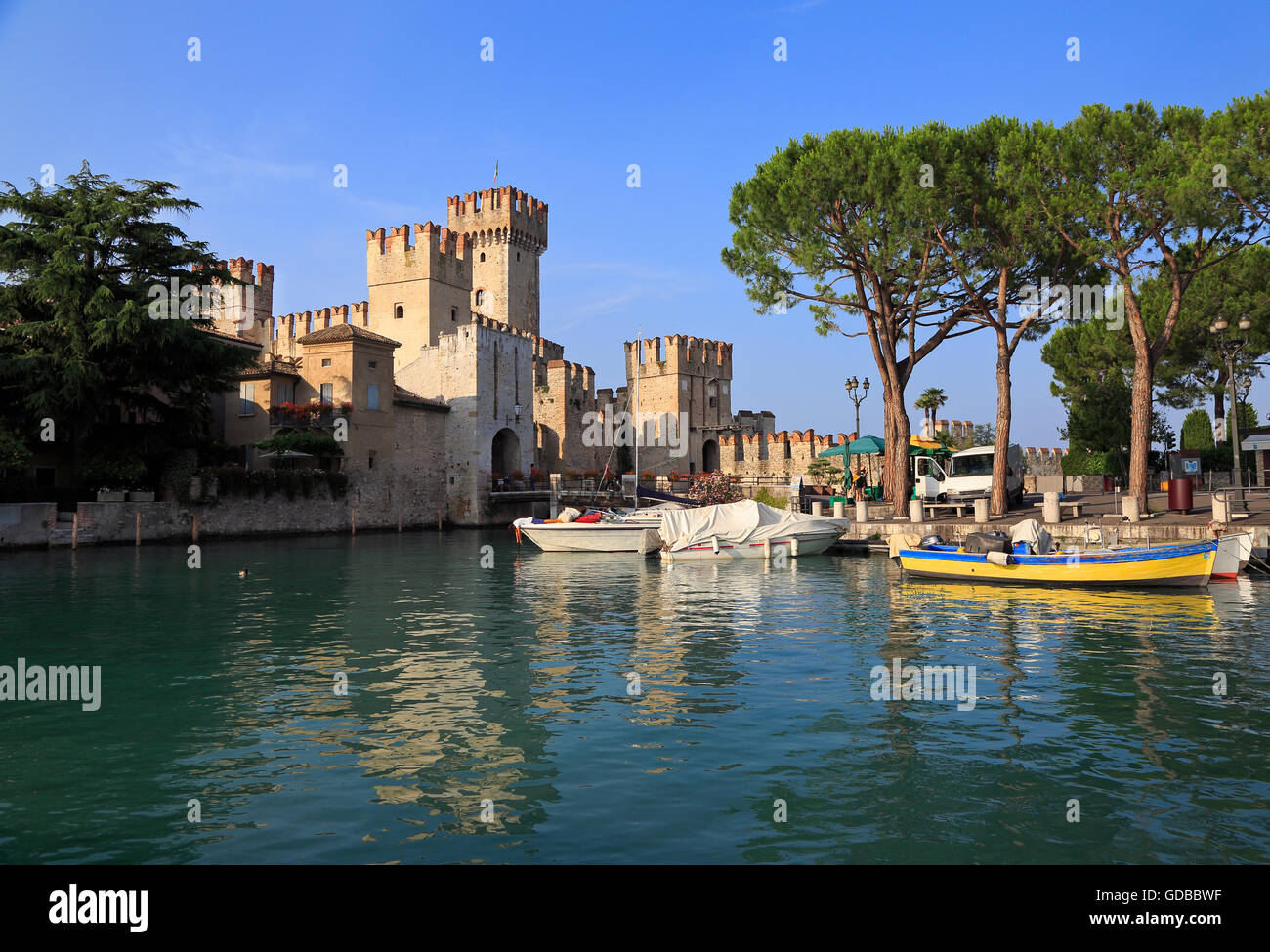 Castello Scaligero si riflette nel Lago di Garda, Sirmione Foto Stock