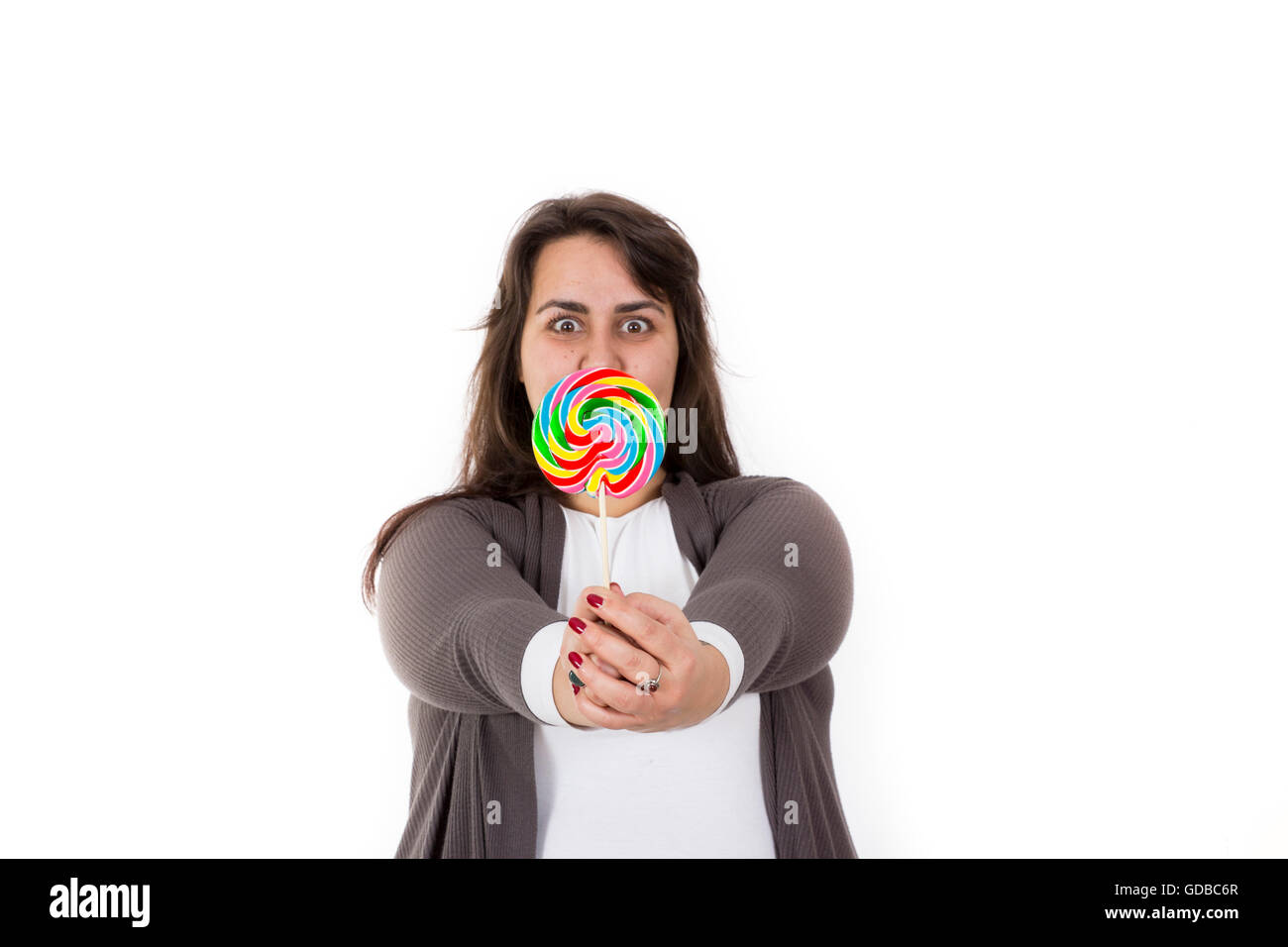 Donna di grande azienda lollipop isolato su bianco Foto Stock