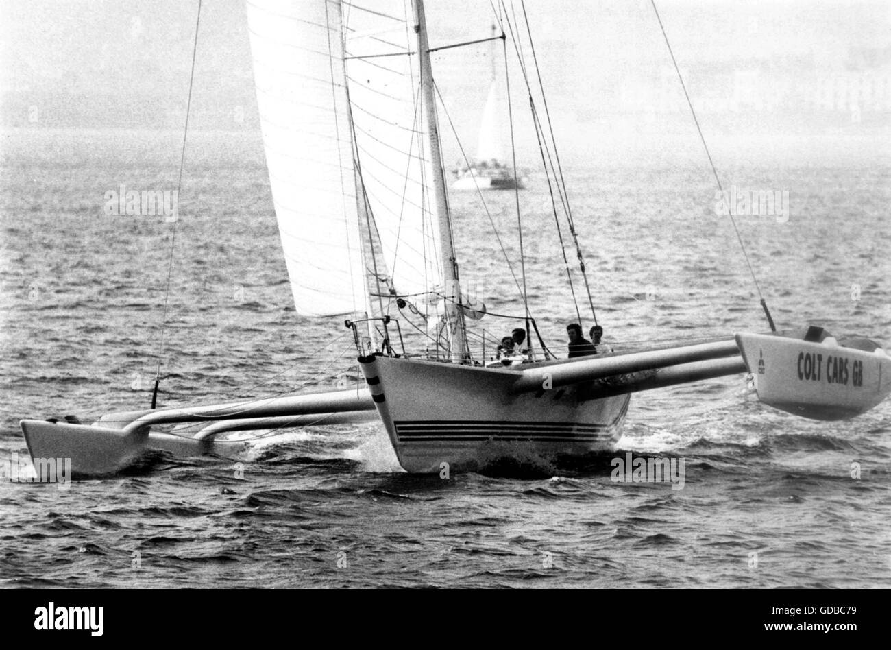 AJAX NEWS FOTO. 8 AGO 1983. PLYMOUTH in Inghilterra. - VILLAMOURA gara vincitore - Trimarano auto Colt si avvicina la linea di partenza. Foto:foto:COLIN JARMAN/AJAX REF:YA COLT AUTO 83 Foto Stock