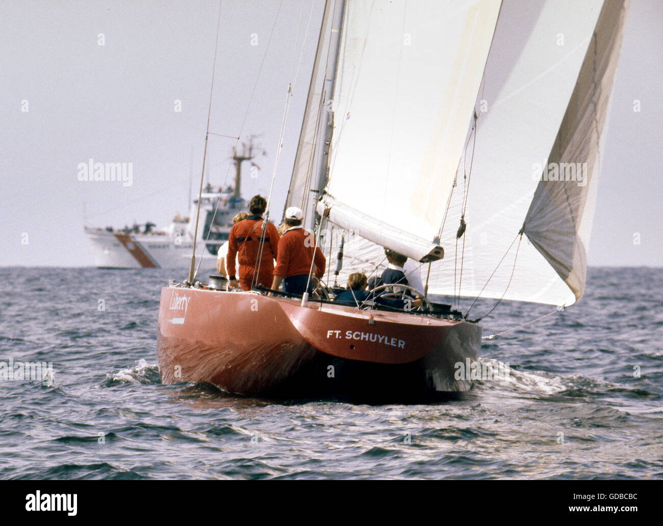 AJAX NEWS FOTO. 1983. NEWPORT, Rhode Island, Stati Uniti d'America. - Coppa America - DEFENDER LIBERTY skipper di Dennis Conner. Foto:ADRIAN MORGAN/AJAX REF:HDD/YAR/AMC 83. Foto Stock