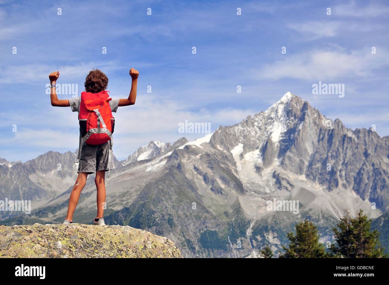 Ragazzo che guarda alla montagna, Chamonix Mont Blanc, Francia Foto Stock