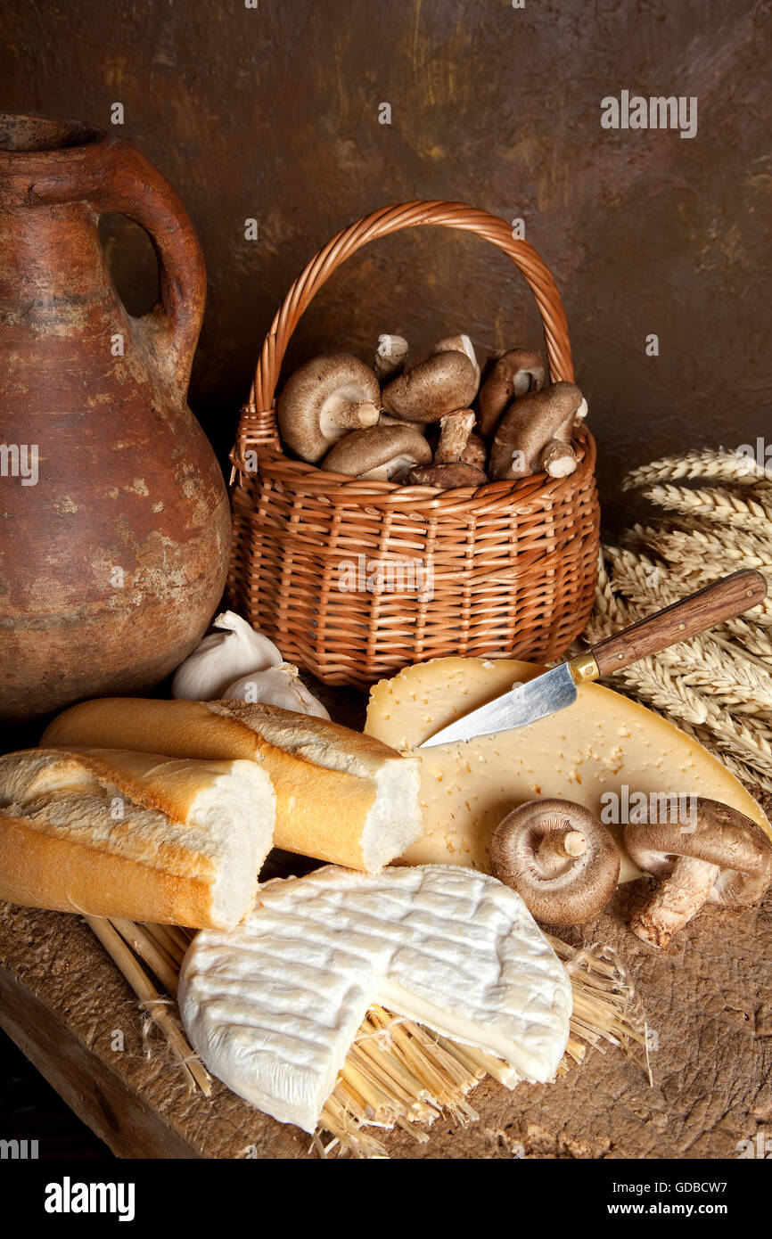 Paese ancora la vita di pane rustico, formaggio e un antico Boccale vino Foto Stock