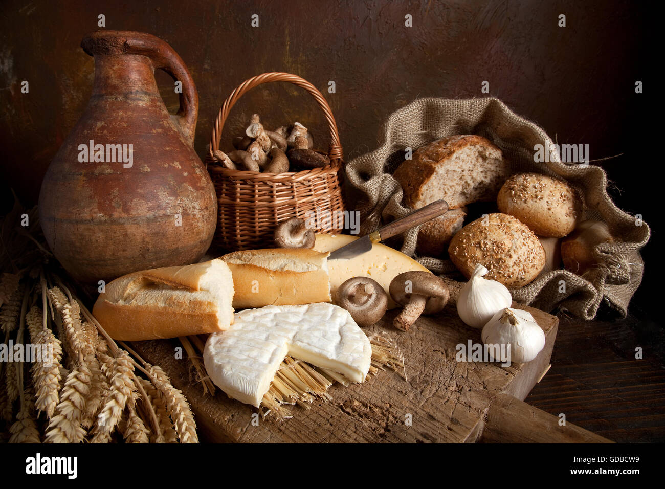 Paese ancora vita con pane, formaggio, funghi e vino in un vaso antico Foto Stock