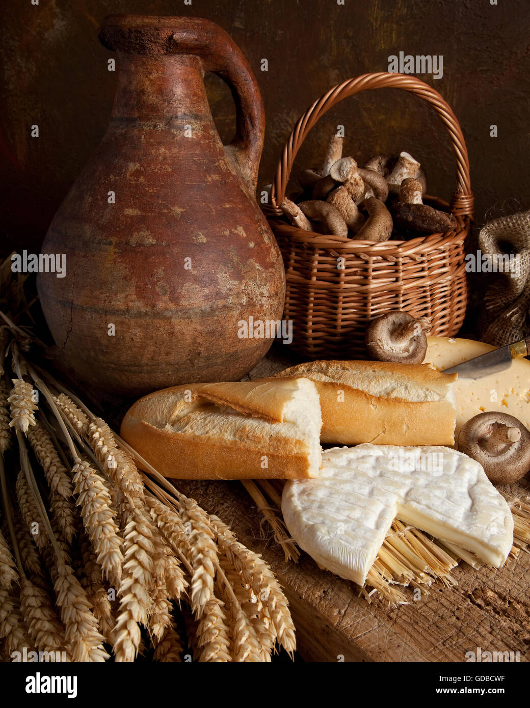 Paese rustico ancora la vita di pane e formaggio e un vecchio vaso di vino Foto Stock