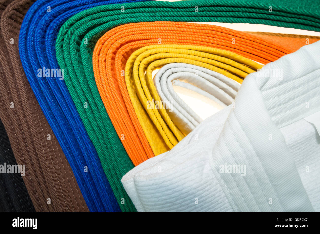 Nastri colorati in arti marziali e una parte del judo, uniforme per un quasi astratto sfondo Foto Stock