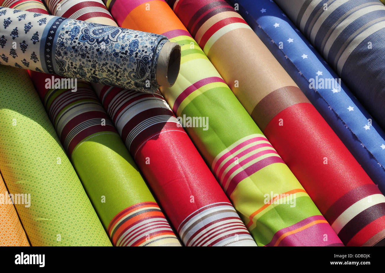 Prodotti tessili nel mercato in stallo Foto Stock