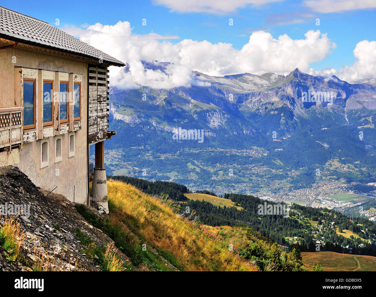 Casa tra terra e cielo, le Alpi francesi Foto Stock