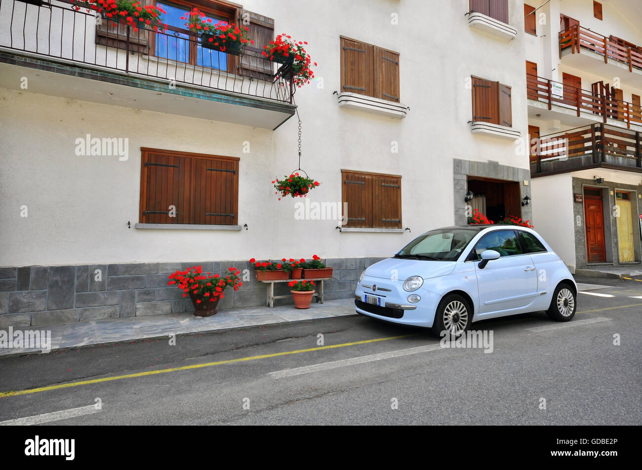 MORGEX, Italia - 22 giugno: piccola auto parcheggiate presso la casa di Morgex il 20 giugno 2015. Morgex è un villaggio in Val d'Aosta, Italia. Foto Stock