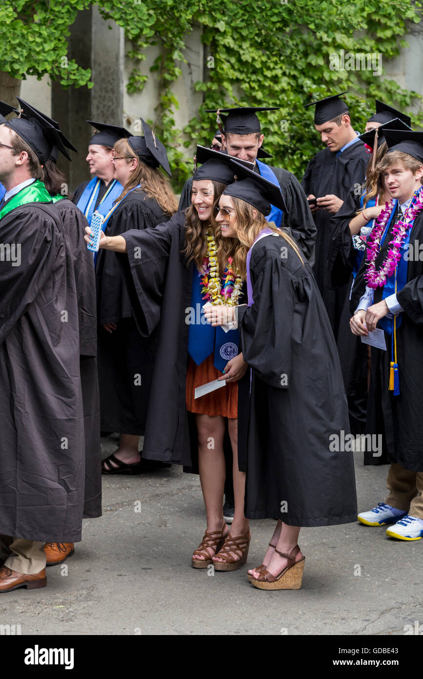 Gli studenti universitari che frequentano la cerimonia di laurea di Sonoma State University di Rohnert Park a Sonoma County in California negli Stati Uniti Foto Stock