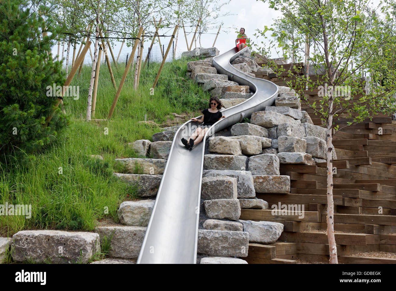 Far scorrere Hill sulla Governors Island, a 36 metri di altezza, è la patria di quattro diapositive, compresa la slitta più lunga nella città di New York. Foto Stock