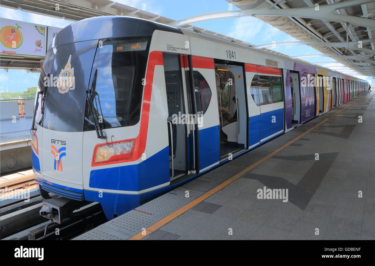 Moderno treno BTS a Bangkok in Tailandia. Foto Stock