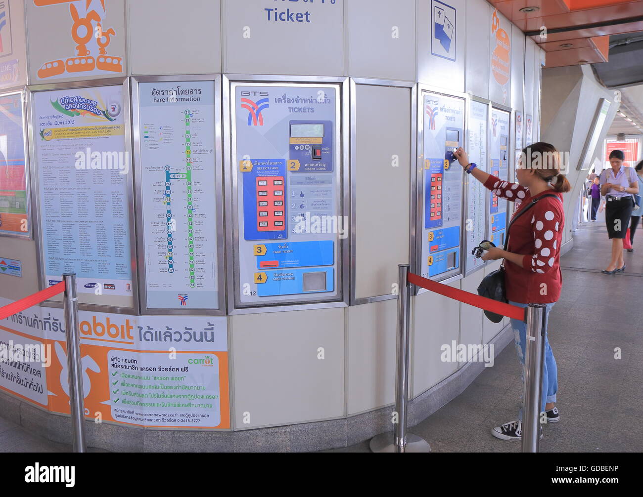 La gente compra i biglietti per i moderni treni BTS a Bangkok. Foto Stock