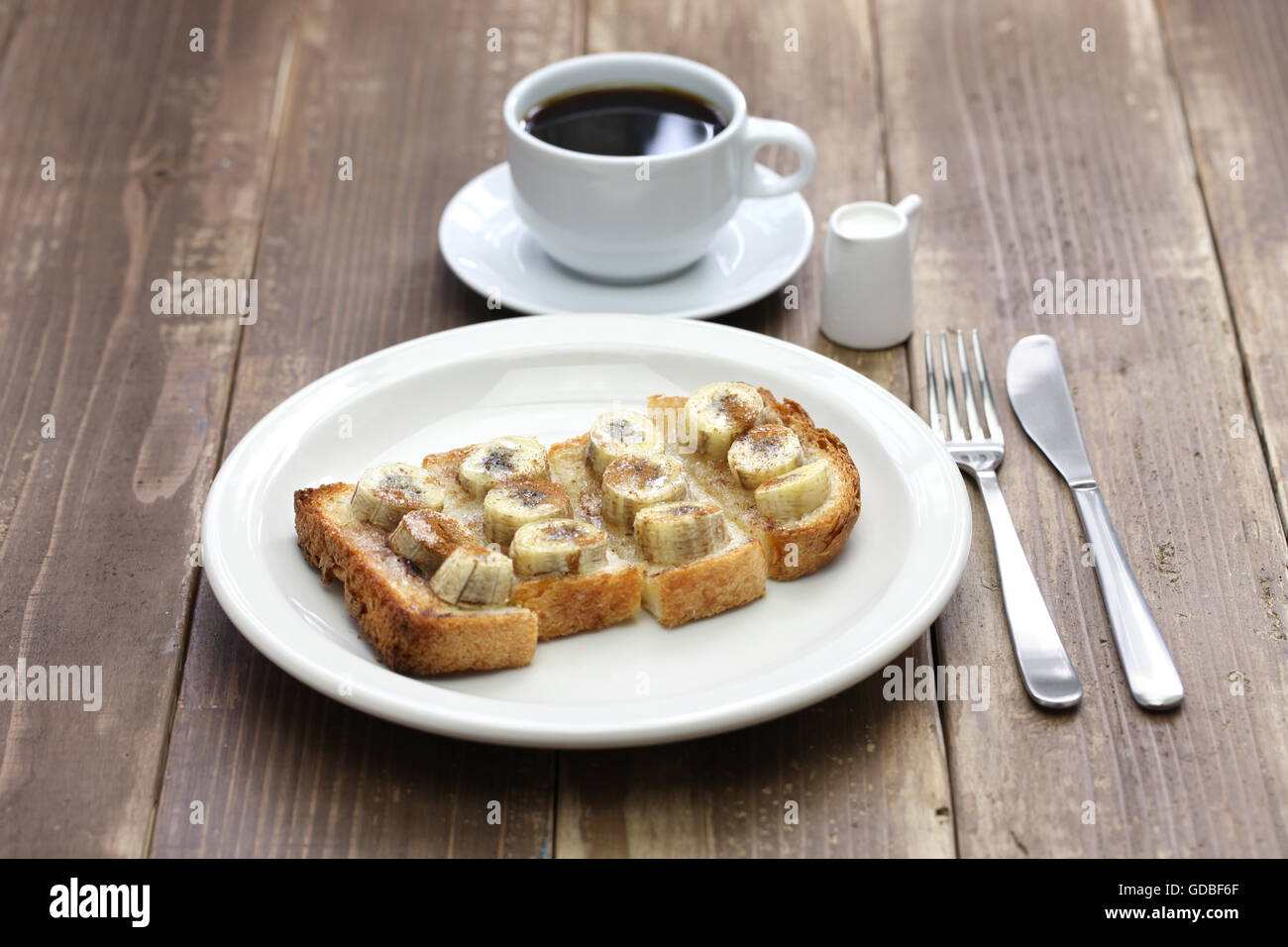 La miscela di zucchero e cannella banana toast e una tazza di caffè Foto Stock
