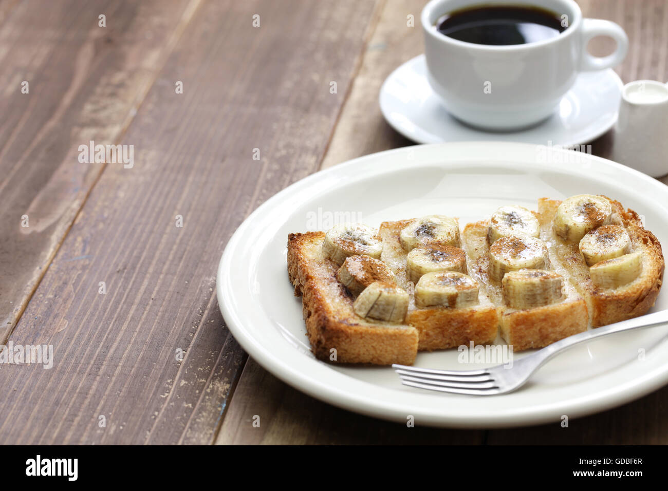 La miscela di zucchero e cannella banana toast e una tazza di caffè Foto Stock