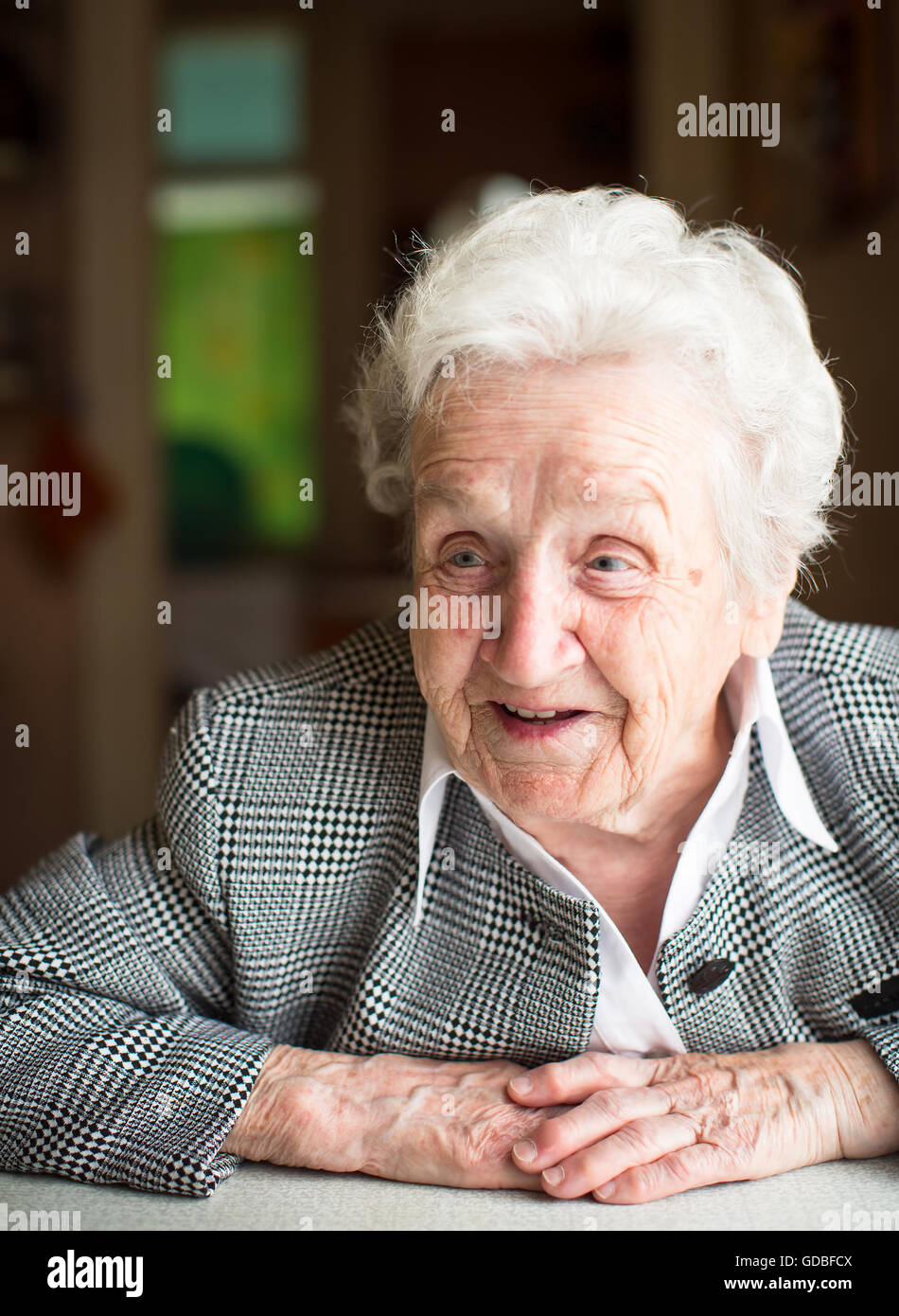 Ritratto di un colore grigio-pelose donne anziane. Foto Stock