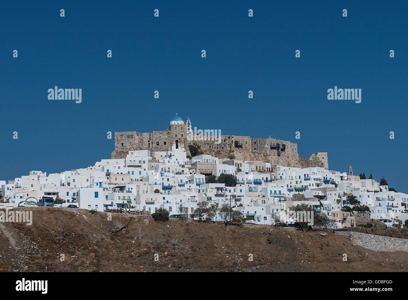 Vista del castello e la città di Chora dell'isola greca di Astypalea nel Mare Egeo Foto Stock
