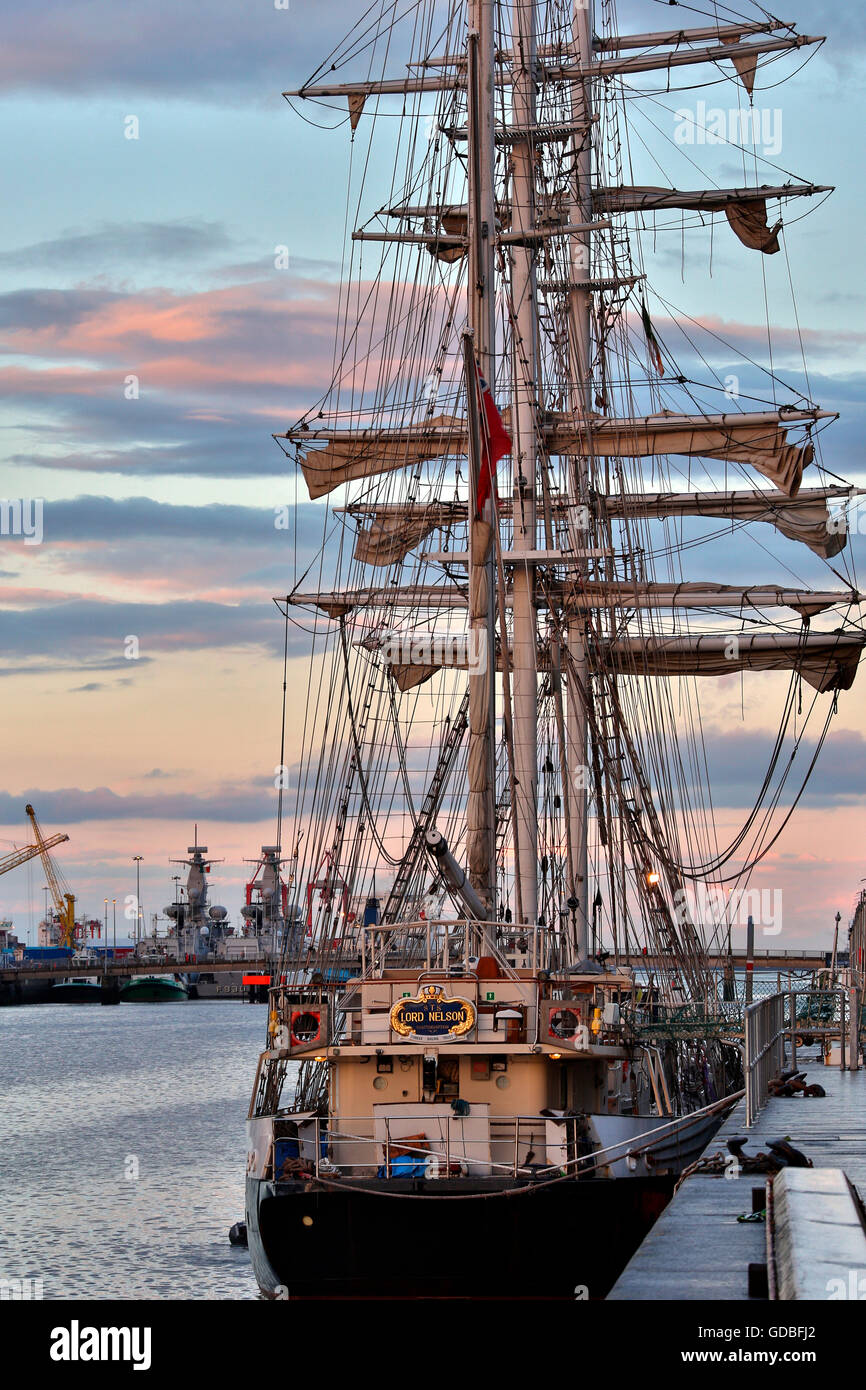 L'addestramento alla vela di nave Lord Nelson ormeggiata nel fiume Liffey a Dublino Repubblica di Irlanda. Foto Stock