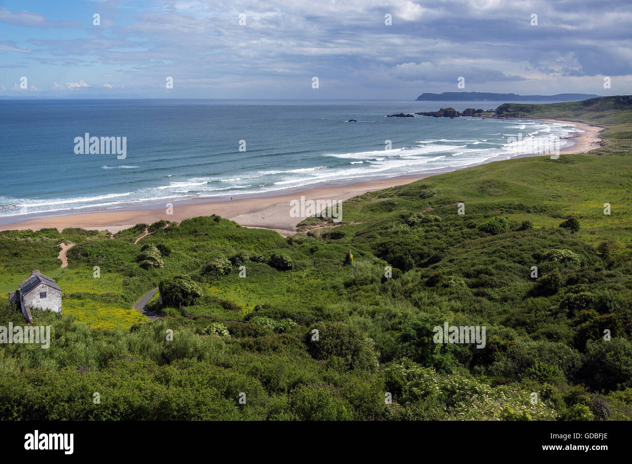 White Park Bay vicino a Ballycastle, County Antrim sulla costa nord dell'Irlanda del Nord. Foto Stock