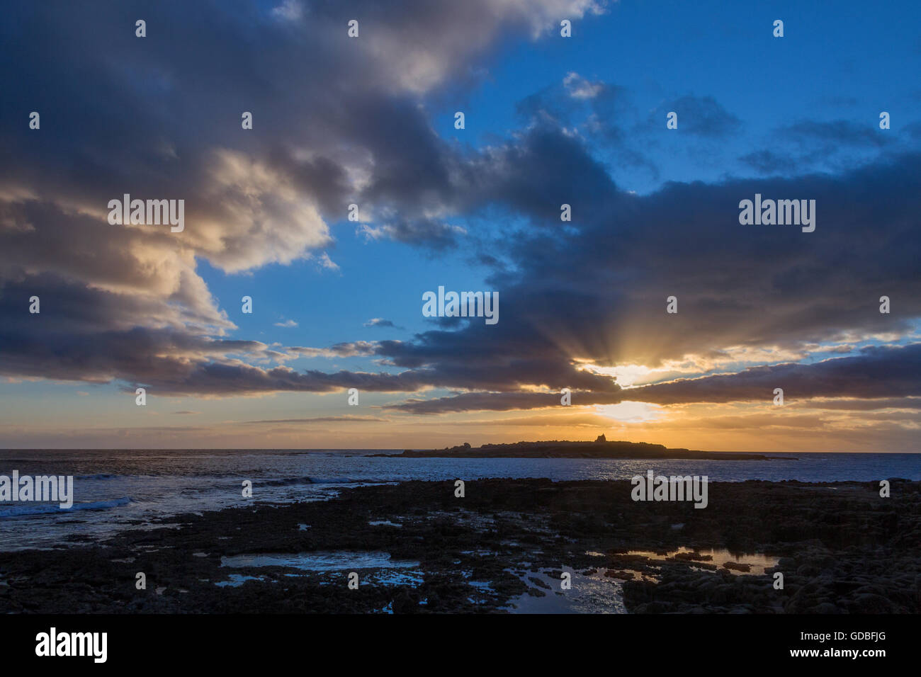 Tramonto sulla costa atlantica a Doolin, un villaggio costiero situato nella contea di Clare, nella Repubblica di Irlanda. Foto Stock