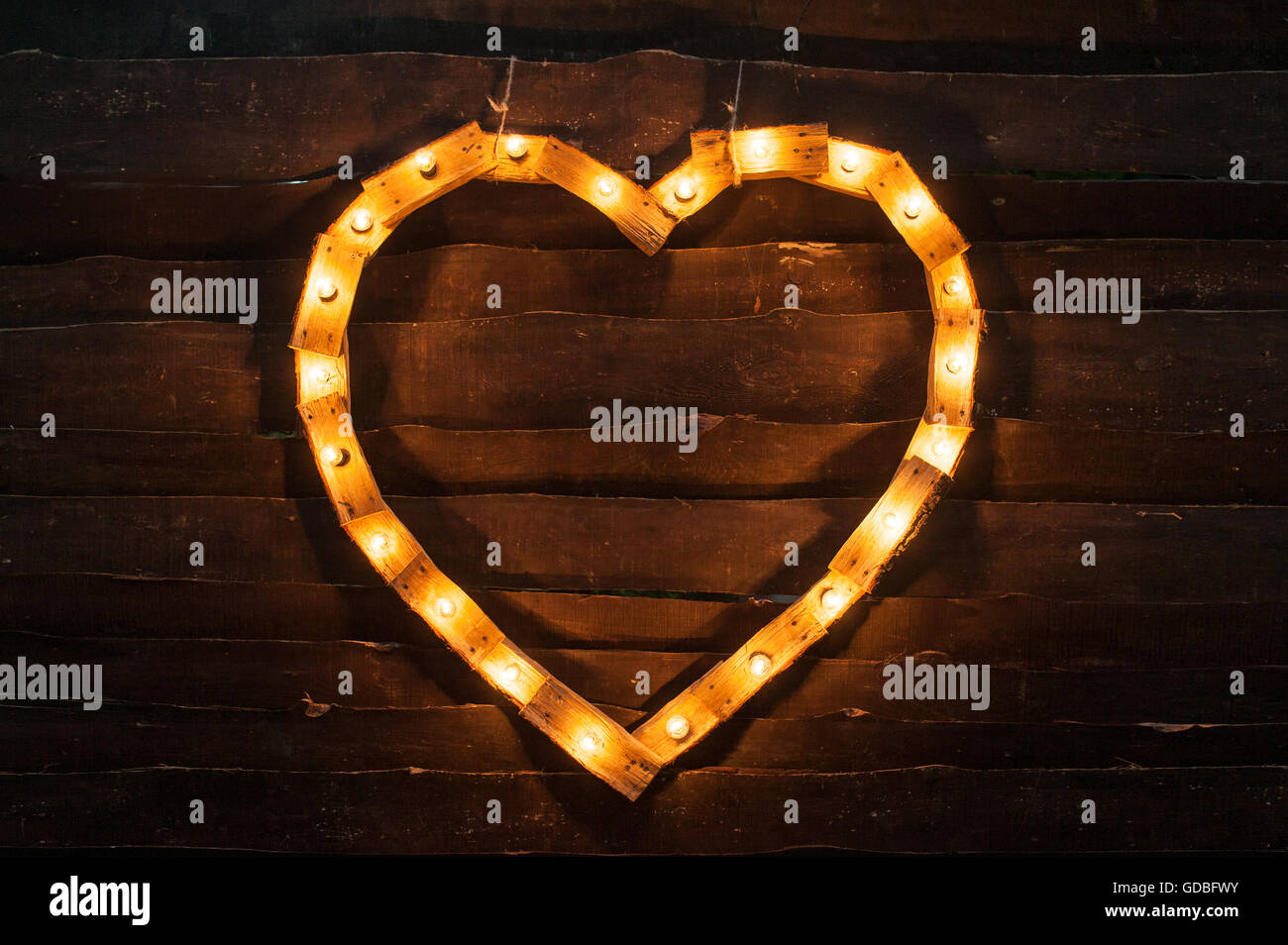 Cuore di luci su uno sfondo scuro Foto Stock